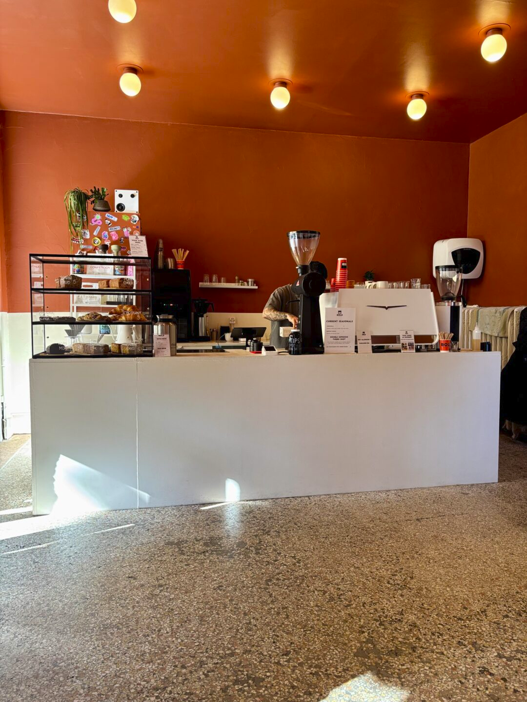 Comptoir et machine à café chez Bold Coffee