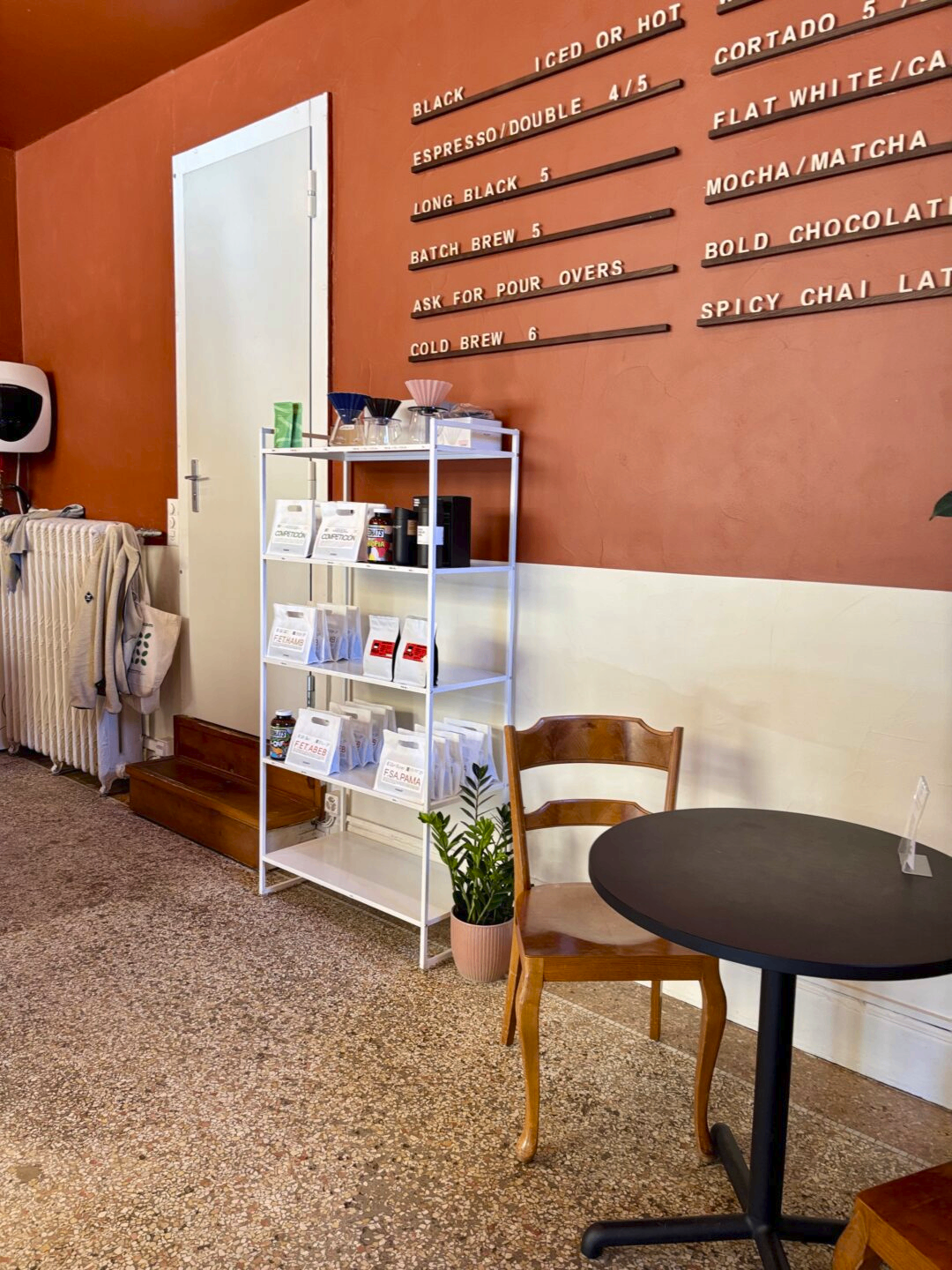 Mur menu et coin assise de Bold Coffee